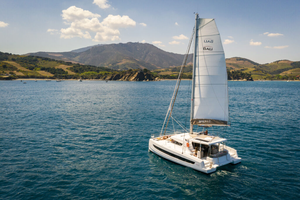 Catamarán Manuela navegando hacia las Islas Baleares