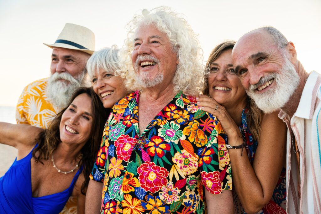 Grupo feliz de personas maduras en un catamarán
