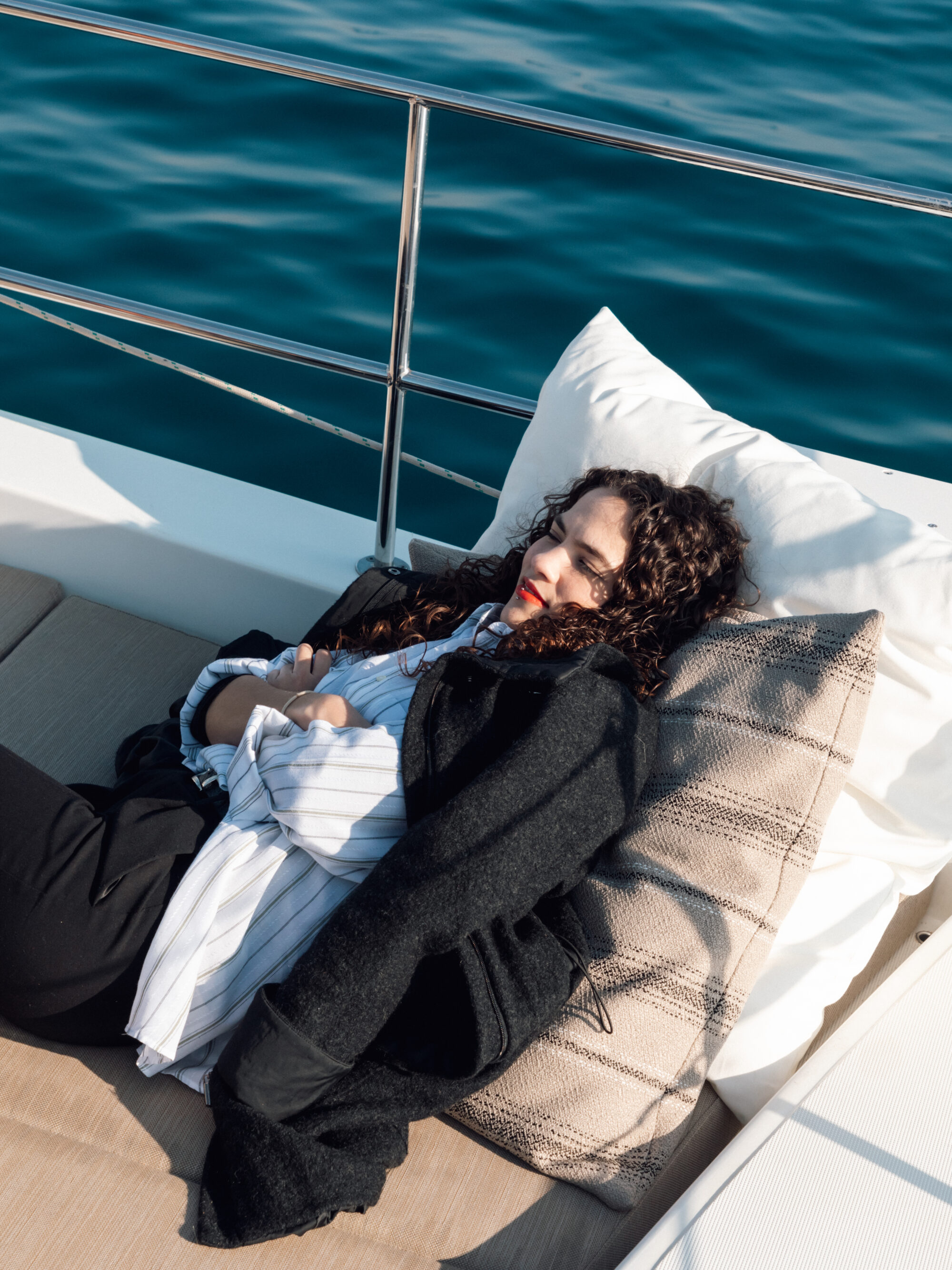 Mujer descansando en la cubierta de un catamarán